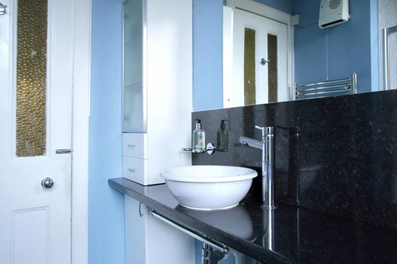 Central And Spacious 2 Bedroom Flat With Garden Edinburgh Luaran gambar
